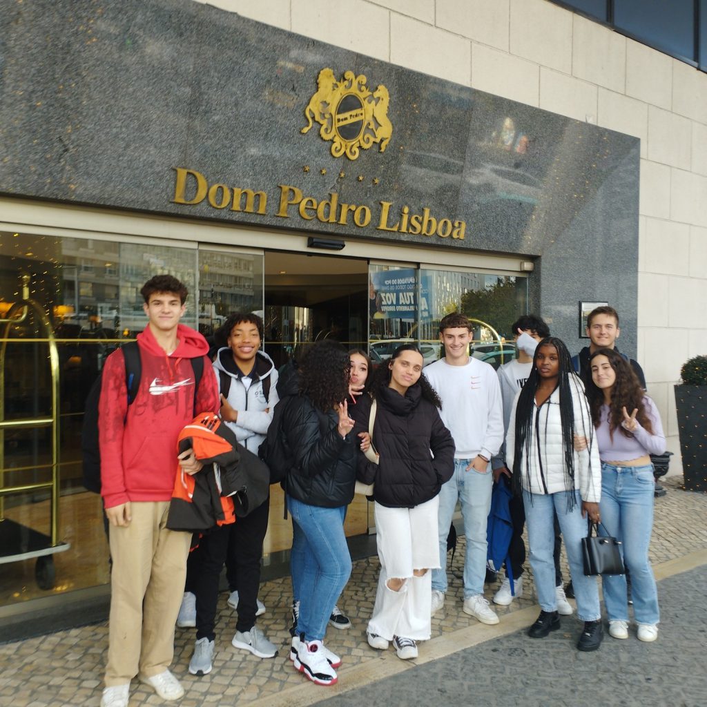 No passado dia 27 de novembro, os alunos do 11º ano do curso de Técnico de Turismo e Restauração (TTAR) embarcaram numa jornada educativa e inspiradora ao visitar o renomado Hotel Dom Pedro