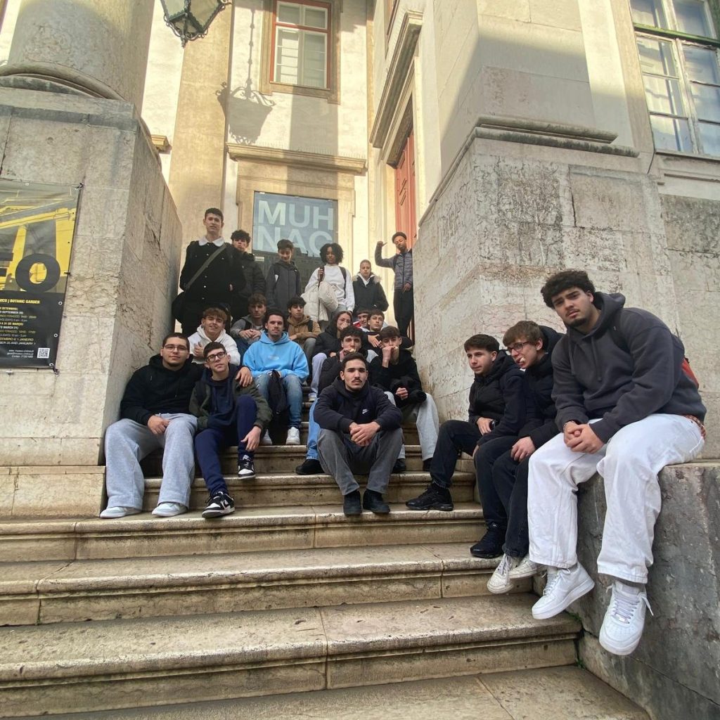 Alunos do 11.º ano de Técnico de Desporto exploram história democrática na exposição “Às armas ou às urnas”